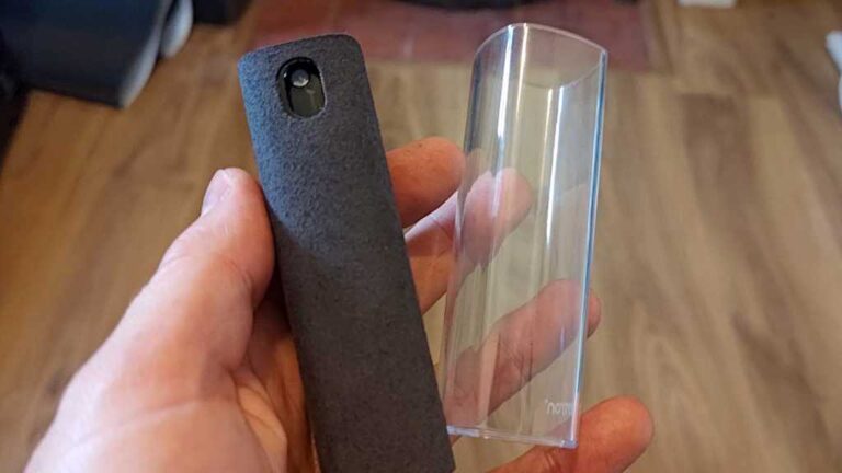 Eveo 2 in 1 screen cleaner spray and wipe in hand.jpg