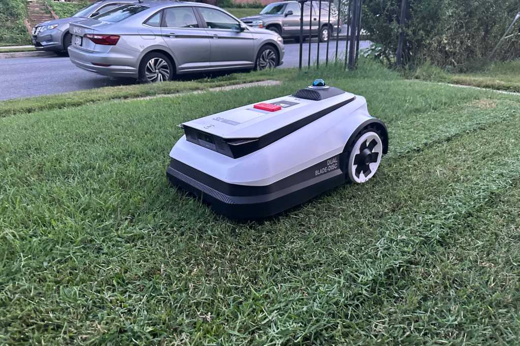 Ecovacsgoat300 side right.jpg