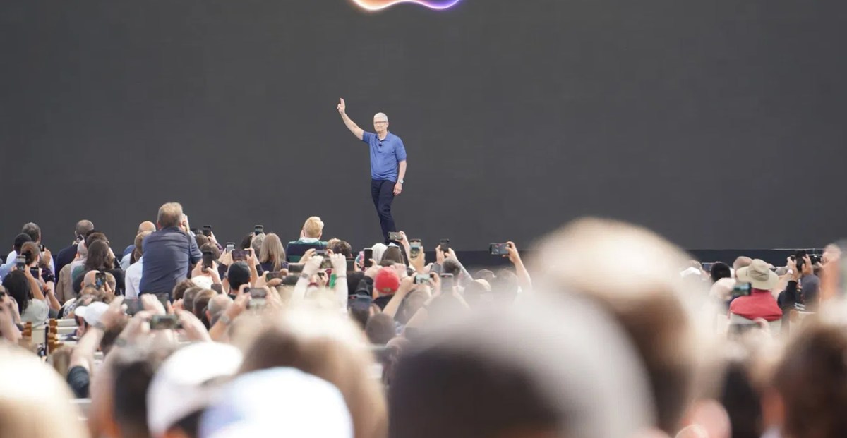 Cook wwdc 24.jpg